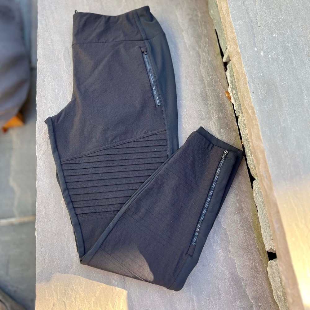 EUC - Black Athelta Headlands Hybrid Moto Leggings